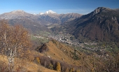 27 Panorama verso la Valle Serina, con il Menna, l'Arera, il Grem e l'Alben...